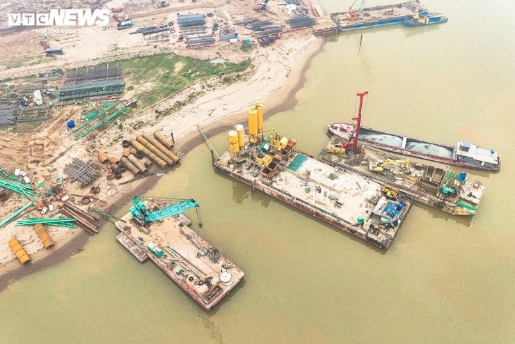 Cận cảnh công trường thi công cầu vượt sông Hồng gần 10.000 tỷ đồng - 4