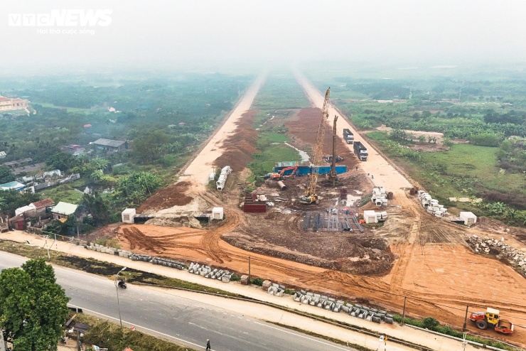 Cận cảnh công trường thi công cầu vượt sông Hồng gần 10.000 tỷ đồng - 6