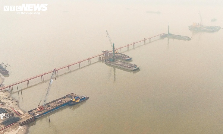 Cận cảnh công trường thi công cầu vượt sông Hồng gần 10.000 tỷ đồng - 10