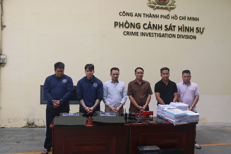 Được "Đất Bắc" và một số đàn em khi bị bắt. Ảnh: CACC