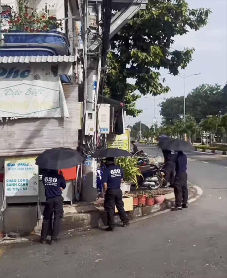 Băng nhóm Được "Đất Bắc" trong một số lần "bao vây" nhà người khác để đòi nợ. Ảnh: FBNV
