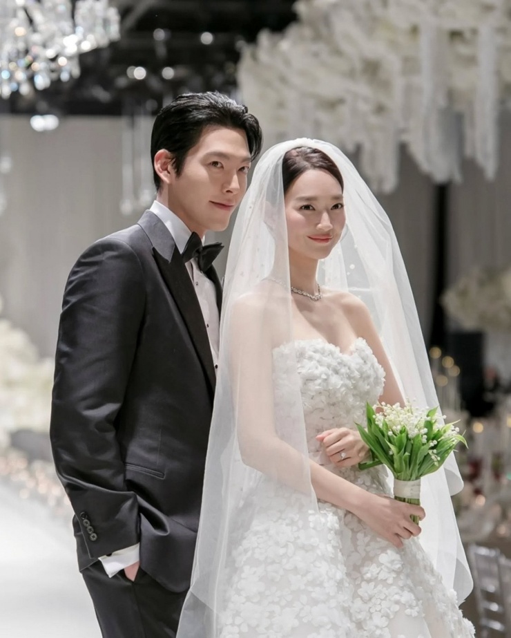 Váy cưới của Shin Min Ah là thiết kế mới nhất của nhà mốt "mọi cô dâu đều mê" - 2