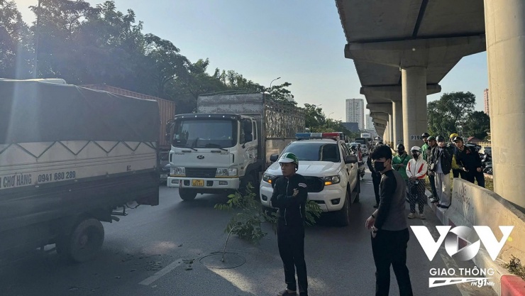 Vụ tai nạn xảy ra trên đường Hồ Tùng Mậu, đoạn trước cổng Nghĩa trang Mai Dịch, hướng đi Xuân Thủy, Hà Nội. (Ảnh: Lê Hưng)
