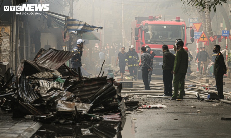 Tiểu thương khóc nức nở, nhìn tài sản bị thiêu rụi sau vụ cháy chợ Xanh ở Hà Nội - 1