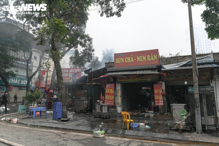 Tiểu thương khóc nức nở, nhìn tài sản bị thiêu rụi sau vụ cháy chợ Xanh ở Hà Nội - 2