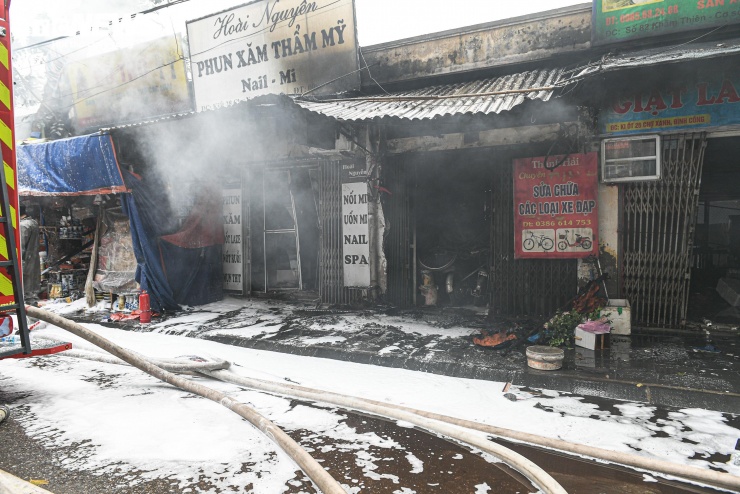 Tiểu thương khóc nức nở, nhìn tài sản bị thiêu rụi sau vụ cháy chợ Xanh ở Hà Nội - 14