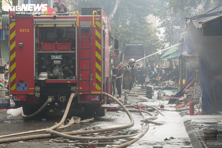 Tiểu thương khóc nức nở, nhìn tài sản bị thiêu rụi sau vụ cháy chợ Xanh ở Hà Nội - 15
