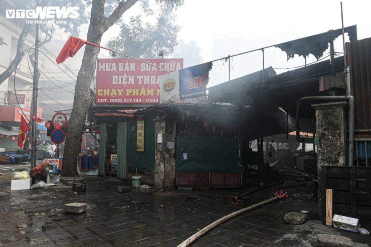 Tiểu thương khóc nức nở, nhìn tài sản bị thiêu rụi sau vụ cháy chợ Xanh ở Hà Nội - 16