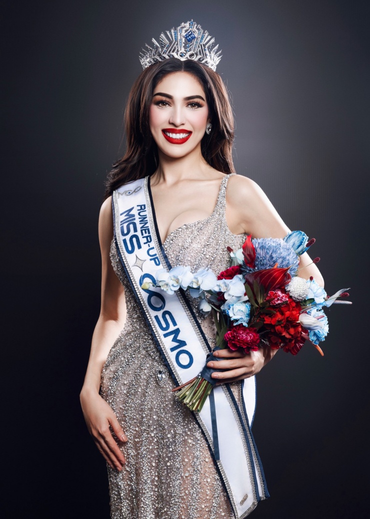 Chelsea Fernandez tốt nghiệp cử nhân ngành truyền thông tại quê nhà. Từ năm 2019, cô tham gia nhiều sân chơi sắc đẹp. Năm 2022, cô thi Miss Globe 2022, vào top 15. Giữa năm, sau khi vào top 6 Hoa hậu Hoàn vũ Philippines, Chelsea Fernandez được đơn vị nắm bản quyền cử thi Miss Cosmo.