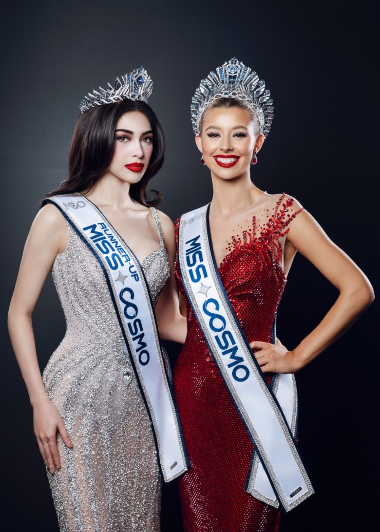 Cô là á hậu duy nhất của cuộc thi, xếp sau Hoa hậu Yolina Lindquist (phải) trong chung kết tối 20/12 ở TP HCM. Khác với các cuộc thi sắc đẹp quốc tế hiện tại, Miss Cosmo chỉ trao danh hiệu cho top 2.