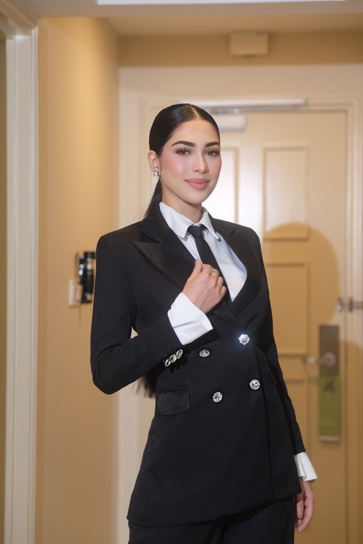 Mỹ nhân mặc thanh lịch khi tham gia vòng phỏng vấn kín cùng bảy giám khảo, hôm 16/12.