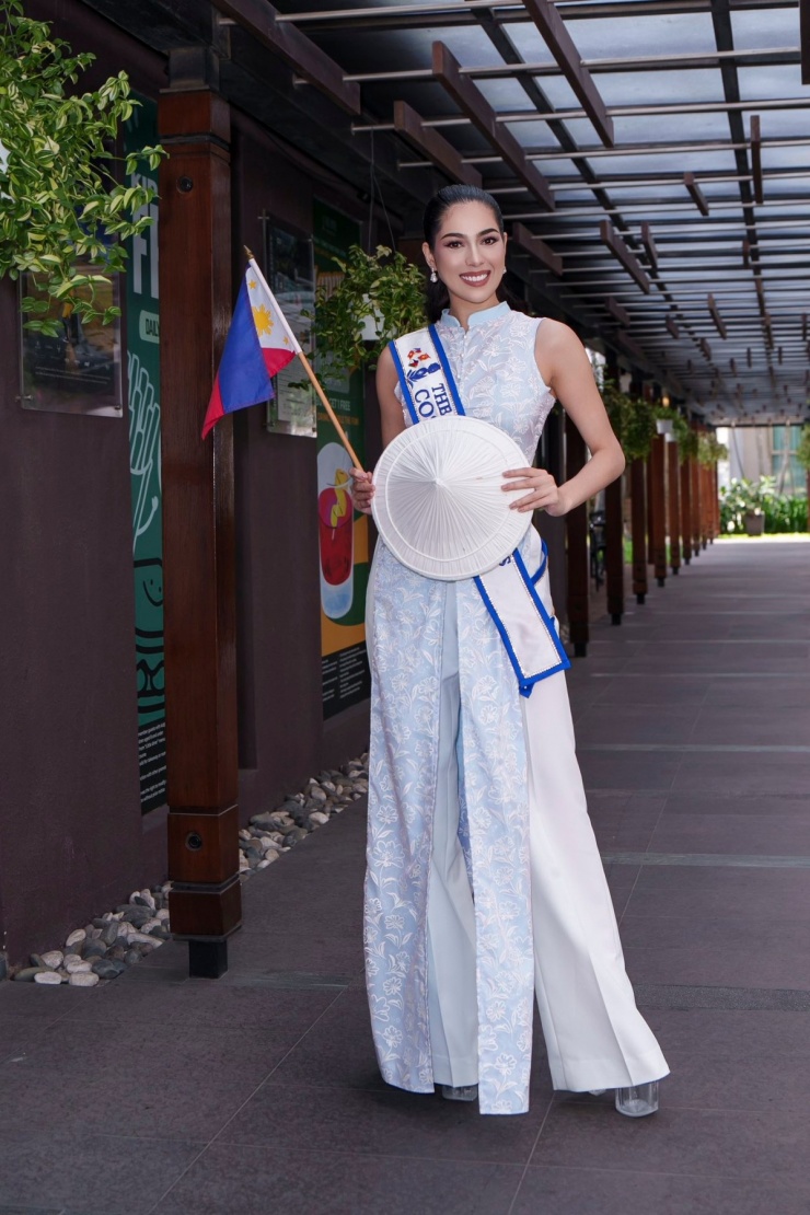 Mỹ nhân cho biết yêu thích văn hóa, con người Việt Nam. Khi đáp sân bay Tân Sơn Nhất, cô gây chú ý với trang phục truyền thống kết hợp nón lá.