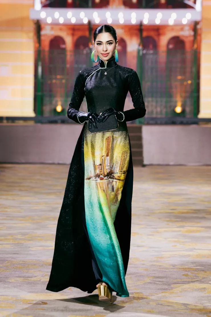 Chelsea Fernandez vào top 5 "Thí sinh diễn áo dài đẹp nhất" tại vòng thi Best Of Vietnam, hôm 11/12 ở TP HCM. Cô thể hiện mẫu trang phục thuộc bộ sưu tập mới của nhà thiết kế Trung Đinh.