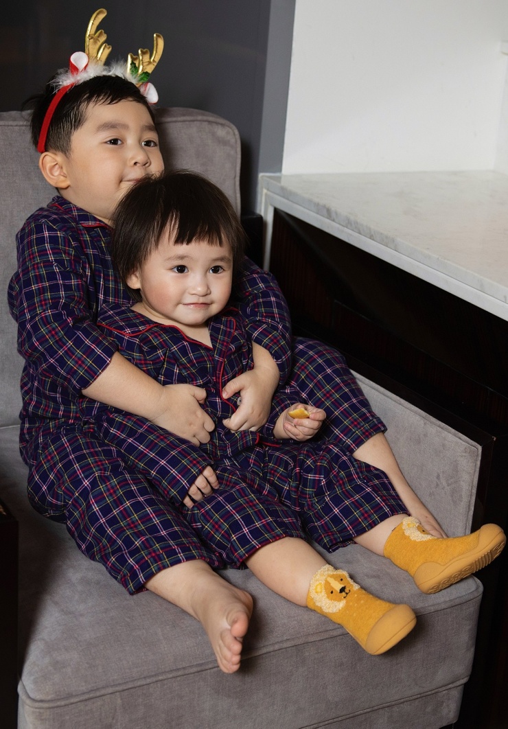 &nbsp; Vợ con Chi Bảo chụp ảnh trong biệt thự ngập sắc màu Giáng sinh