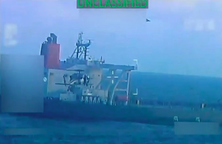 Một chiếc trực thăng quân sự của Mỹ bay gần một tàu chở dầu trong một cuộc đột kích mà Bộ trưởng Tư pháp Mỹ Pam Bondi mô tả là vụ bắt giữ tàu này ngoài khơi bờ biển Venezuela diễn ra ngày 10/12/2025. Ảnh: Bộ trưởng Tư pháp Mỹ/Reuters