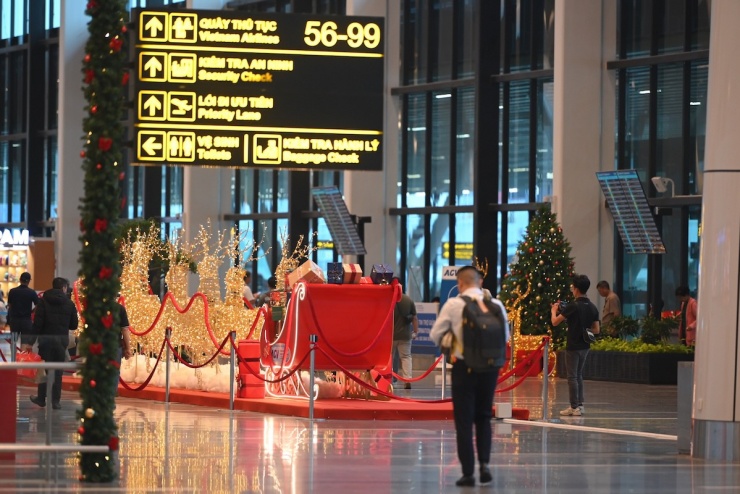 Nhà ga T3 Tân Sơn Nhất rực rỡ sắc màu lễ hội cuối năm - 3