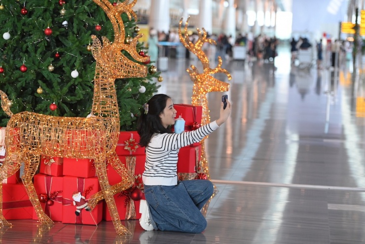 Nhà ga T3 Tân Sơn Nhất rực rỡ sắc màu lễ hội cuối năm - 4