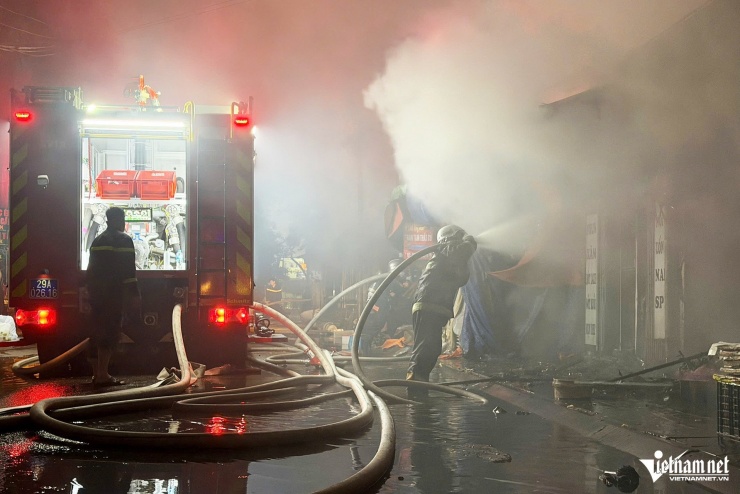 Cảnh sát PCCC nỗ lực dập tắt đám cháy. Ảnh: Đình Hiếu