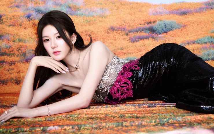 Triệu Lộ Tư thoát khỏi scandal đời tư nhờ thành công của phim mới. Sức hút của cô khiến các nhà đầu tư phải o bế.