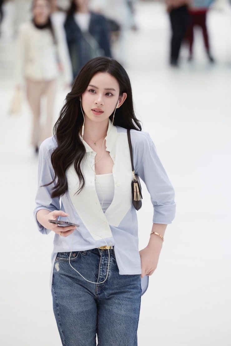 Cô diện đồ phong cách tối giản, chụp hình theo style "trạm tỷ" đang gây sốt thời gian gần đây.