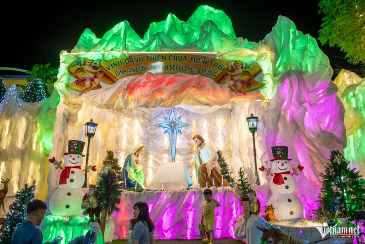 Loạt nhà thờ ở TPHCM rực rỡ ánh đèn trước Giáng sinh, nườm nượp người check-in - 5