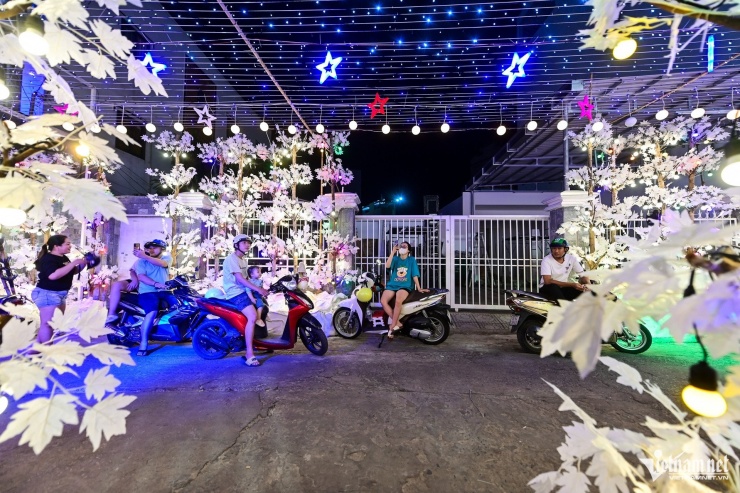 Loạt nhà thờ ở TPHCM rực rỡ ánh đèn trước Giáng sinh, nườm nượp người check-in - 8