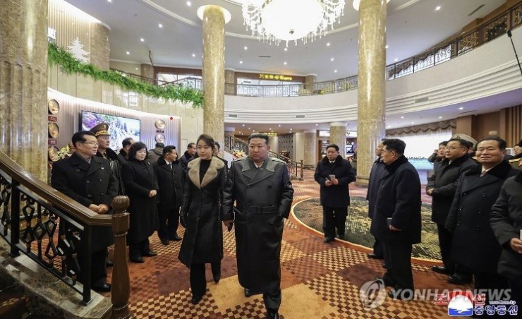 Ông Kim Jong Un cùng con gái dự khai trương loạt khách sạn trước sự kiện quan trọng - 1