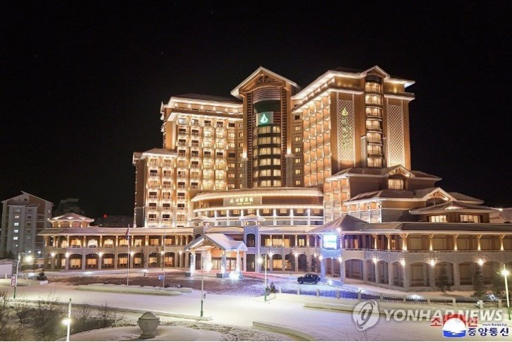 Ông Kim Jong Un cùng con gái dự khai trương loạt khách sạn trước sự kiện quan trọng - 2