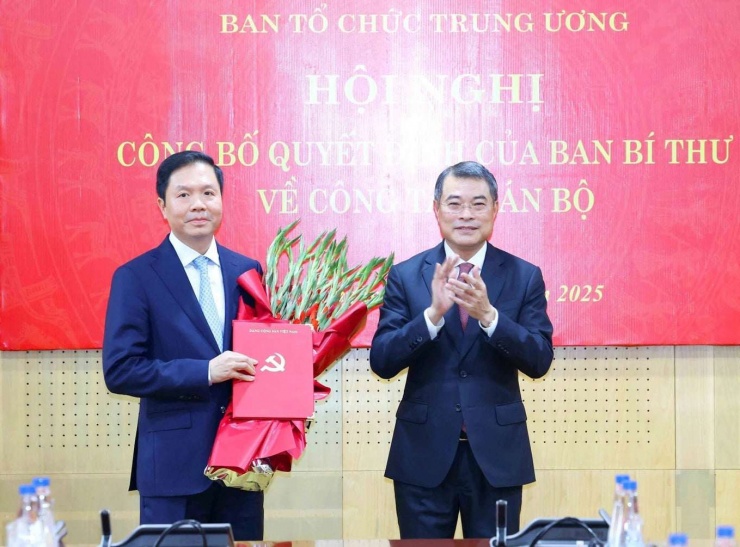 Ông Lê Minh Hưng, Ủy viên Bộ Chính trị, Bí thư Trung ương Đảng, Trưởng Ban Tổ chức Trung ương trao Quyết định của Ban Bí thư cho ông Trịnh Mạnh Linh. Ảnh: TTXVN