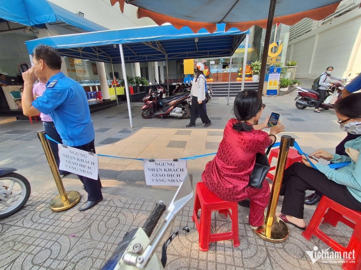 Vàng nhẫn hết từ sáng. Trong khi đó, việc đăng ký mua vàng miếng SJC không hề dễ. Ảnh: T.C