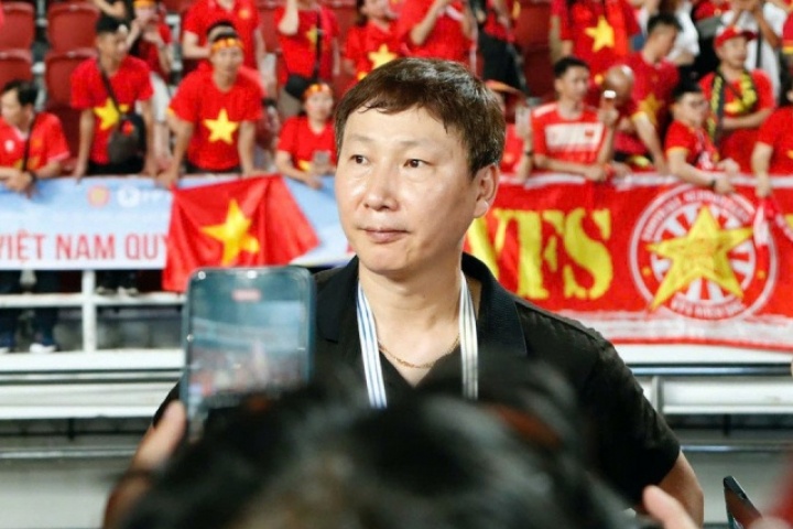 VFF 'tự động' gia hạn hợp đồng với HLV Kim Sang-sik đến hết Asian Cup 2027