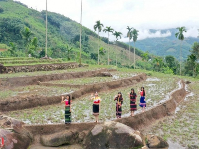 Sơn Tây Thượng đẹp mơ màng vào mùa nước đổ