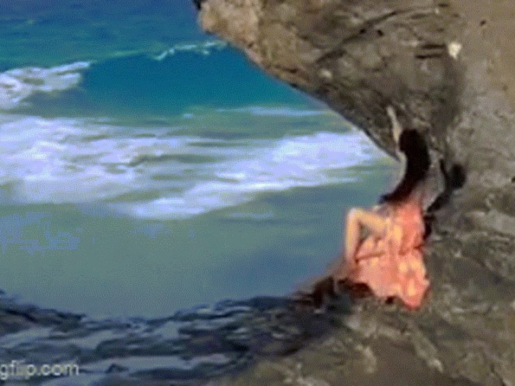 Nữ du khách bị sóng đánh văng xuống biển