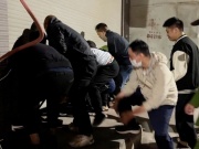 Vụ cháy chợ Xanh ở Hà Nội: Hàng chục thanh niên nhấc cửa cuốn cứu 1 gia đình