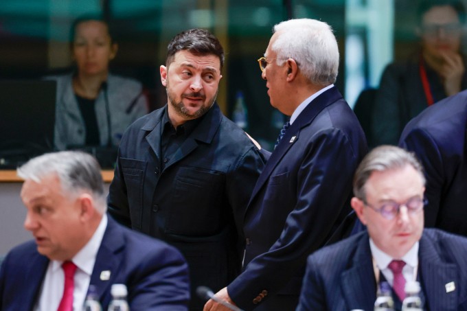Tổng thống Ukraine Volodymyr Zelensky (đứng bên trái), Chủ tịch Hội đồng châu Âu Antonio Costa tại hội nghị thượng đỉnh ở Brussels, Bỉ ngày 18/12. Ảnh: AP