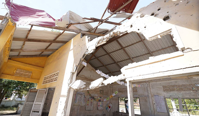 Campuchia cáo buộc hoả lực từ Thái Lan khiến nhà dân tại tỉnh Banteay Meanchey của Campuchia bị hư hại ngày 22-12. Ảnh: Khmer Times