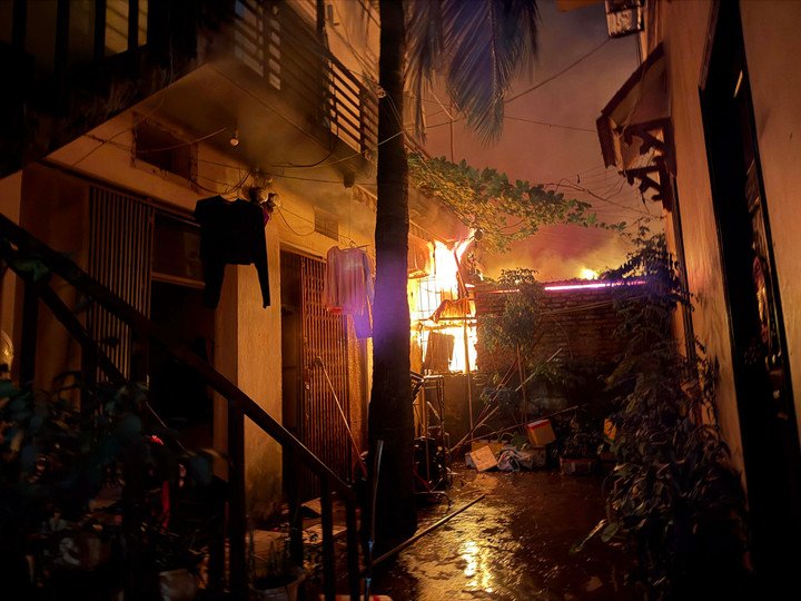 Khoảng 4h10 ngày 23/12, hỏa hoạn bùng phát từ một ki-ốt bán hải sản trong chợ Xanh (phố Trịnh Đình Cửu, phường Phương Liệt, Hà Nội).