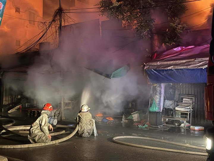 Lực lượng Cảnh sát Phòng cháy chữa cháy và cứu nạn cứu hộ lập tức có mặt, triển khai công tác dập lửa.