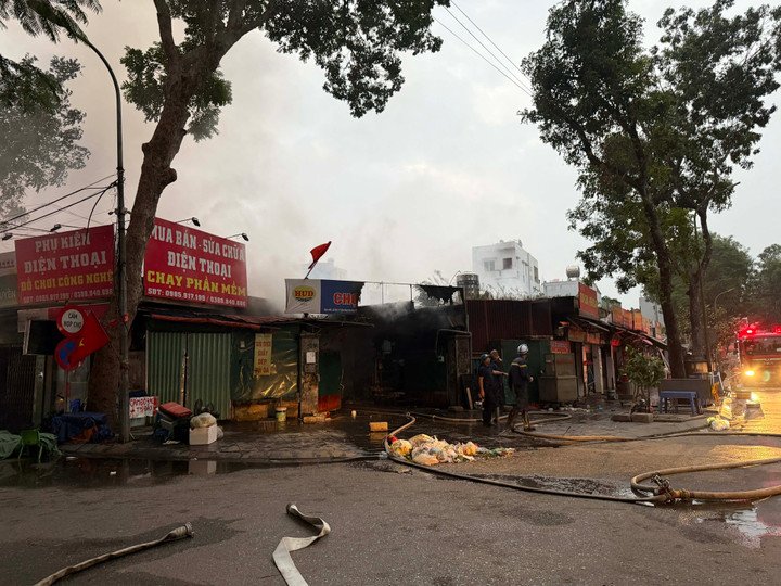 Nhiều nhà dân gần chợ Xanh phải di tản đồ đạc để tránh cháy lan.