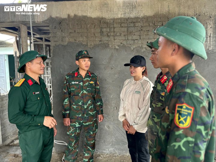 Thiếu tá Khiên (thứ 2 từ bên trái qua) kể lại sự việc ngày 20/11.