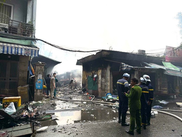 Lúc 6h40, lãnh đạo UBND phường Phương Liệt cho biết đám cháy đã cơ bản được khống chế. Bước đầu, nhà chức trách nhận định không có thương vong về người. Khu chợ xảy ra hỏa hoạn chủ yếu là các ki-ốt tạm.