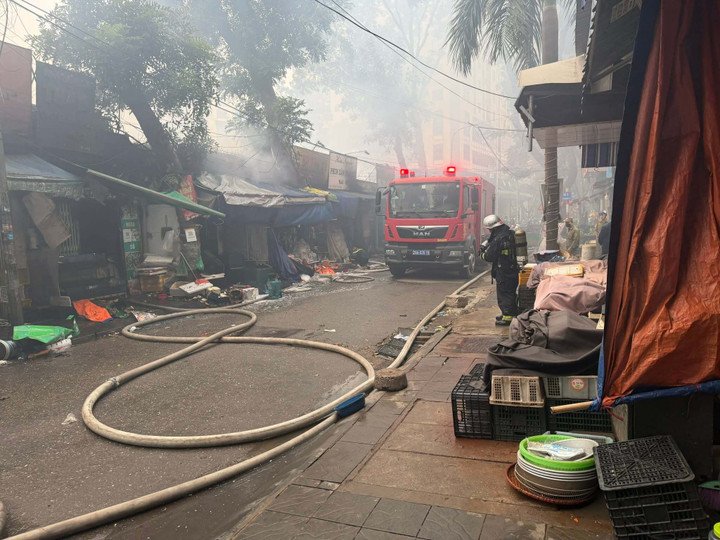 Cháy chợ ở Hà Nội, nhiều hộ dân phải sơ tán trong đêm - 9