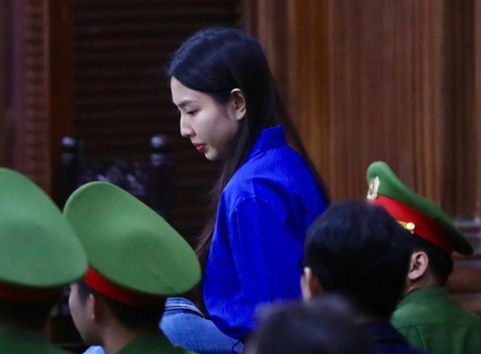 Hoa hậu Thùy Tiên trong phiên tòa sơ thẩm hôm 19/11, cô lĩnh án 2 năm tù vì tội Lừa dối khách hàng.