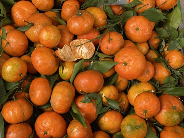 Cam canh đang vào mùa nên được bán đầy thị trường với mức giá tương đối rẻ.