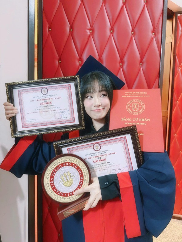 Lương Bích Hữu khoe tấm bằng cử nhân đại học ở tuổi 41. Rất nhiều fan và bạn bè đã gửi lời chúc mừng đến nữ ca sĩ.