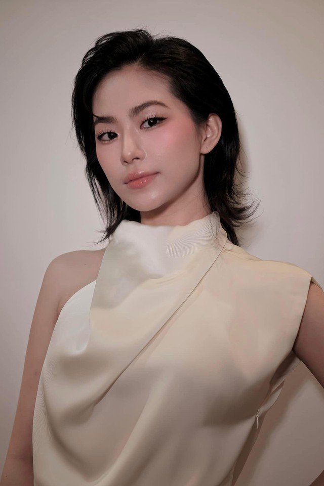 Dù ở tuổi U50 nhưng người đẹp vẫn thoải mái diện những kiểu trang phục phá cách, có những màu sắc nổi bật, vô cùng trẻ trung.