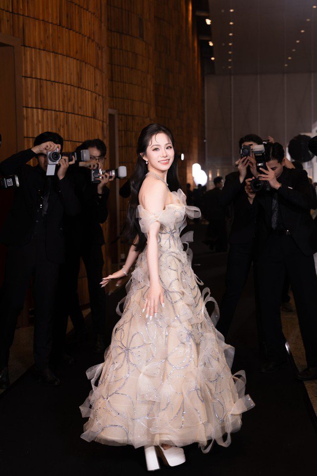 Lương Bích Hữu sinh năm 1984. Cô là ca sĩ thập niên 2000, nổi nhất trong thời gian hoạt động cùng nhóm H.A.T với một số bản hit như "Anh không muốn bất công với em", "Taxi"... Một số ca khúc solo của nữ ca sĩ như "Dằm trong tim", "Cô gái Trung Hoa" phổ biến trong giới trẻ. Năm 2011, Lương Bích Hữu tạm rời showbiz do bị bỏng nặng trong lúc biểu diễn.