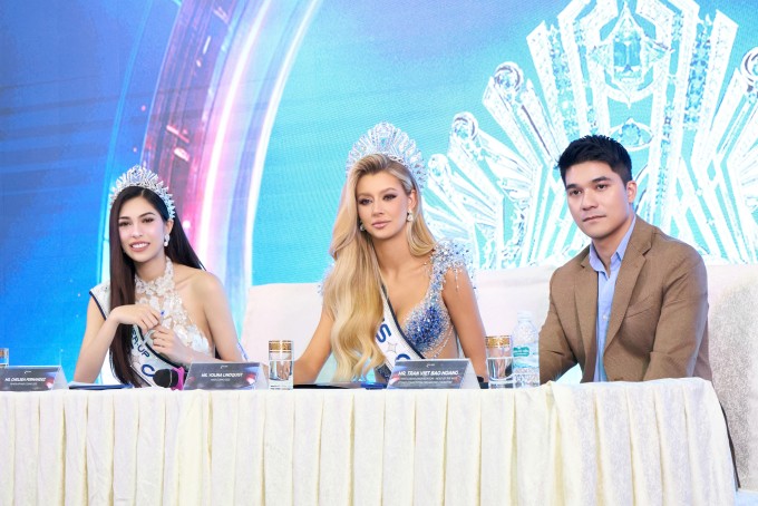 Yolina Lindquist cùng Á hậu Chelsea Fernandez (trái) và ông Trần Việt Bảo Hoàng tham gia hoạt động đầu tiên sau chung kết, ngày 21/12 ở TP HCM.