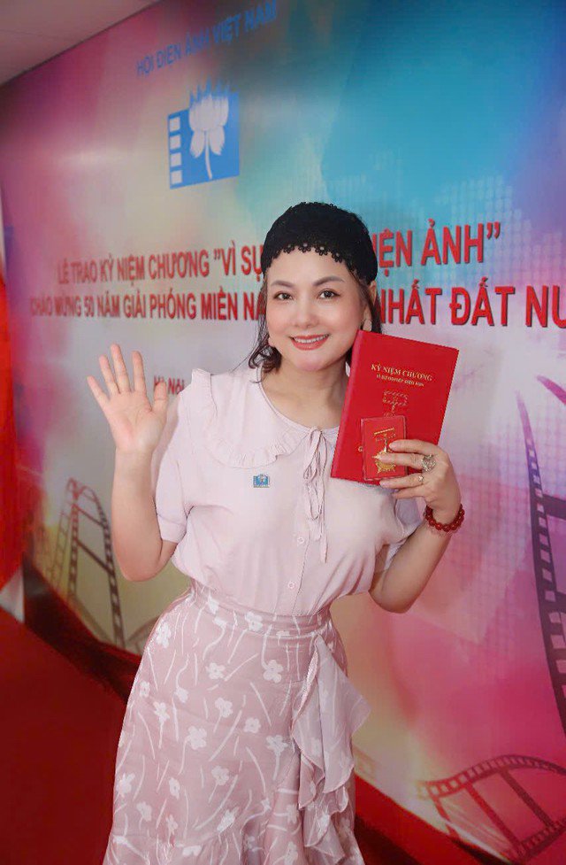 Bằng những cố gắng ấy, cách đây ít tháng chị đã khoe niềm vui khi nhận kỉ niệm chương vì sự nghiệp điện ảnh.
