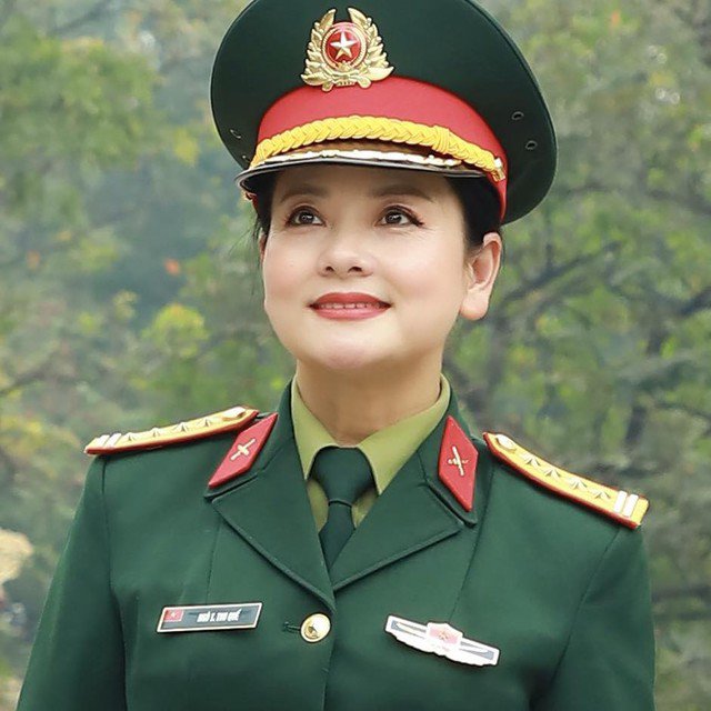 Năm 2016, chị được Nhà nước phong tặng danh hiệu Nghệ sĩ nhân dân vì những cống hiến, đóng góp của mình cho nghệ thuật. Ngoài ra, chị cũng mang quân hàm Đại tá.